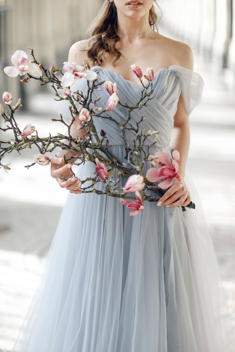 Серый — шикарный цвет для свадебного платья