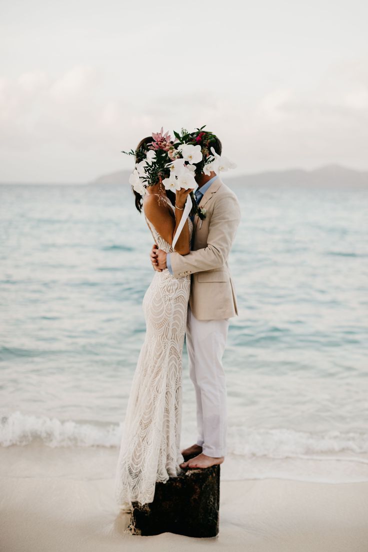 How to choose a dress for a beach wedding?