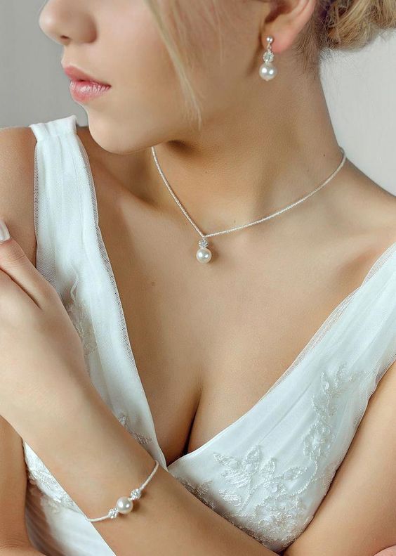 How to choose jewelry for the neckline?