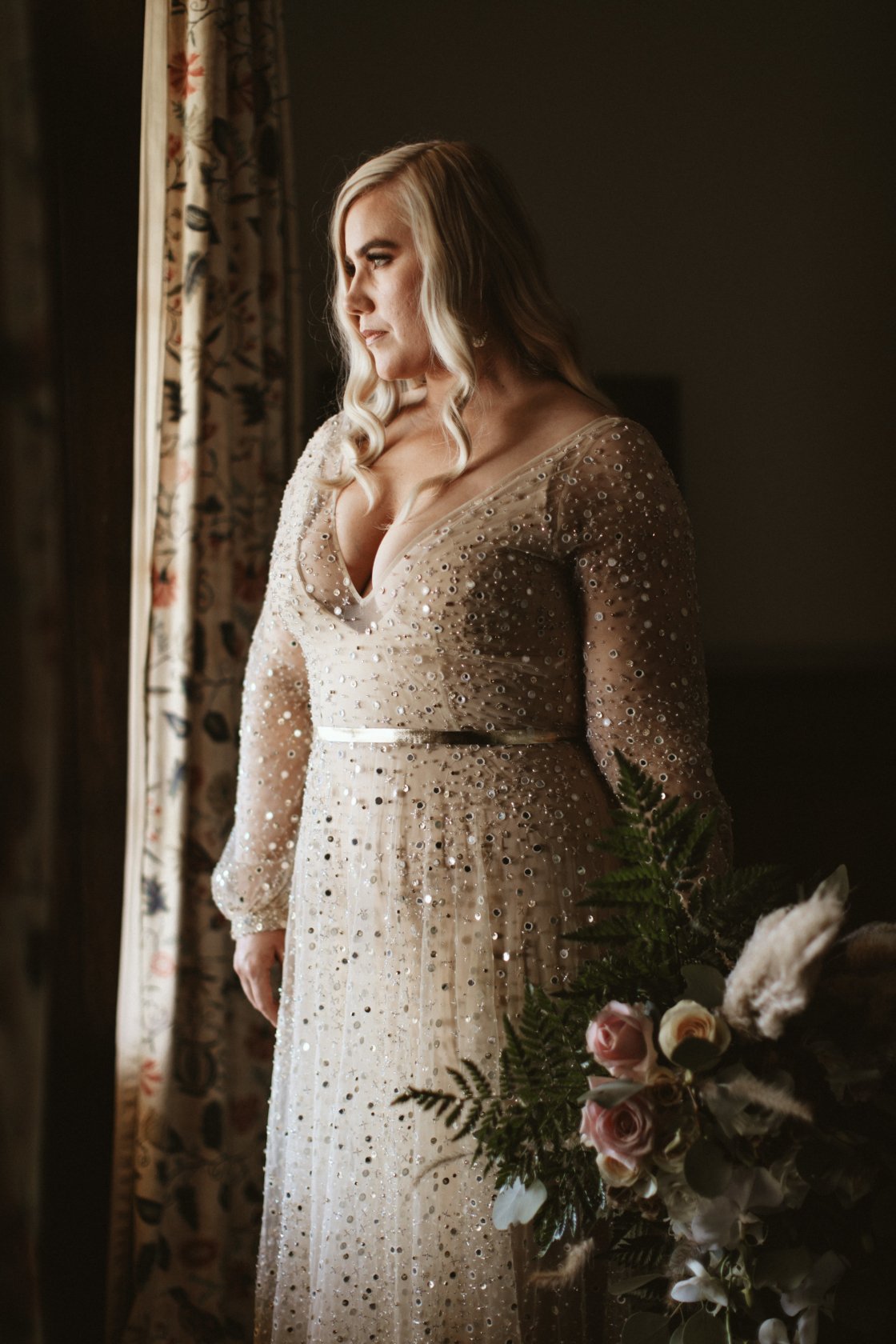 How to choose a wedding dress for a plus size bride?