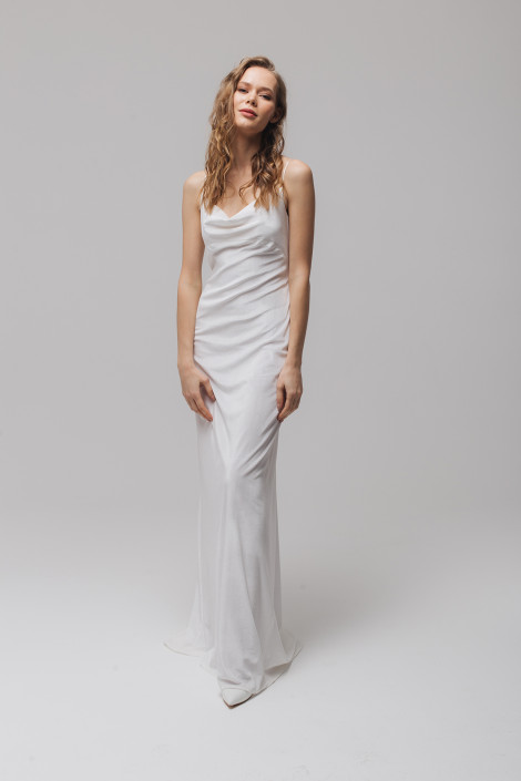  Brautkleid aus weißem Samt ,Brautjungfernkleid mit Kapuzeausschnitt im Slip Kleid Stil, Floriani.